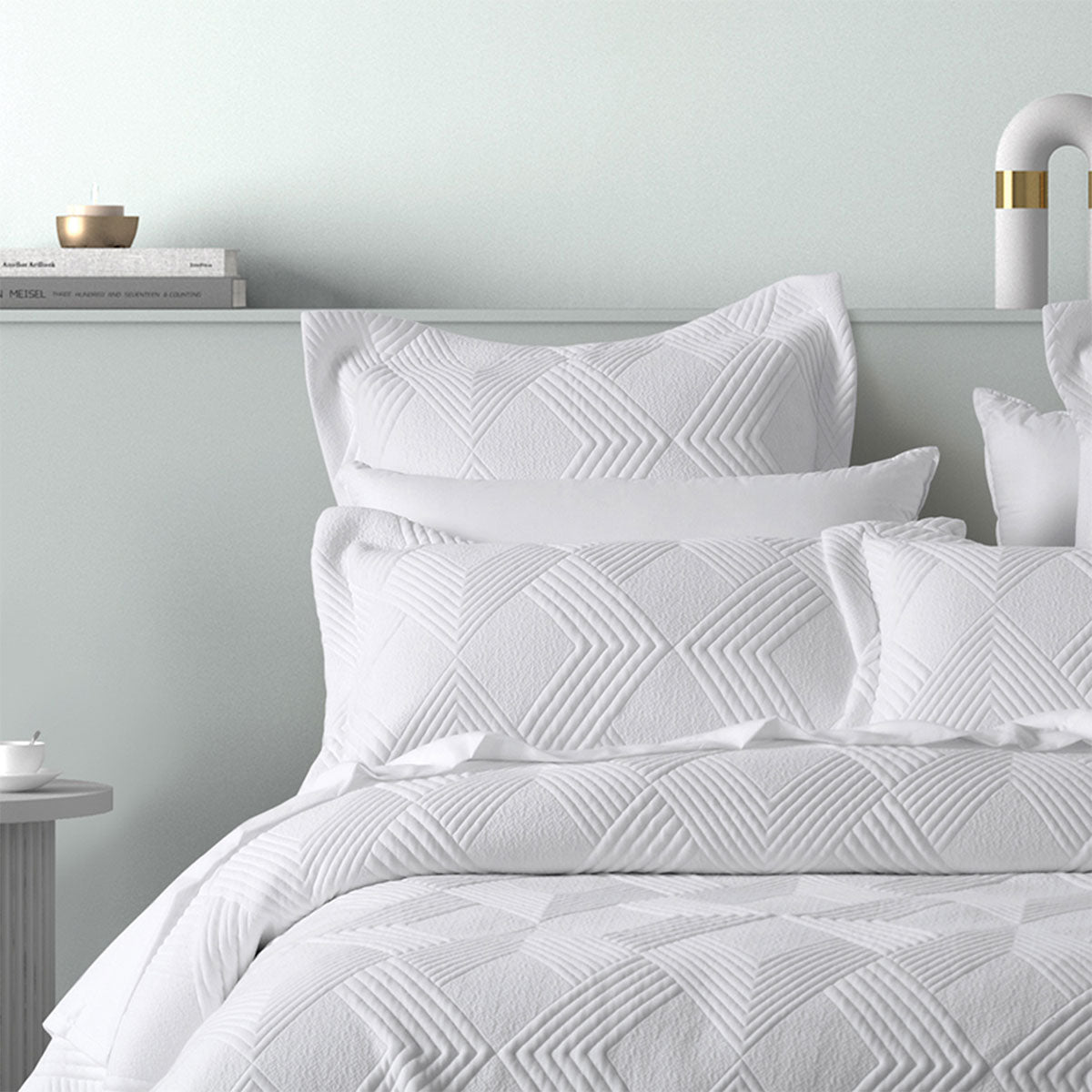 Cassiano White Polyester Jacquard Coverlet Set Queen/King