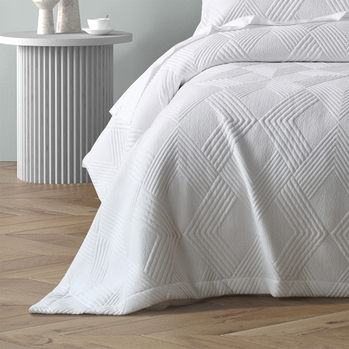 Cassiano White Polyester Jacquard Coverlet Set Super King