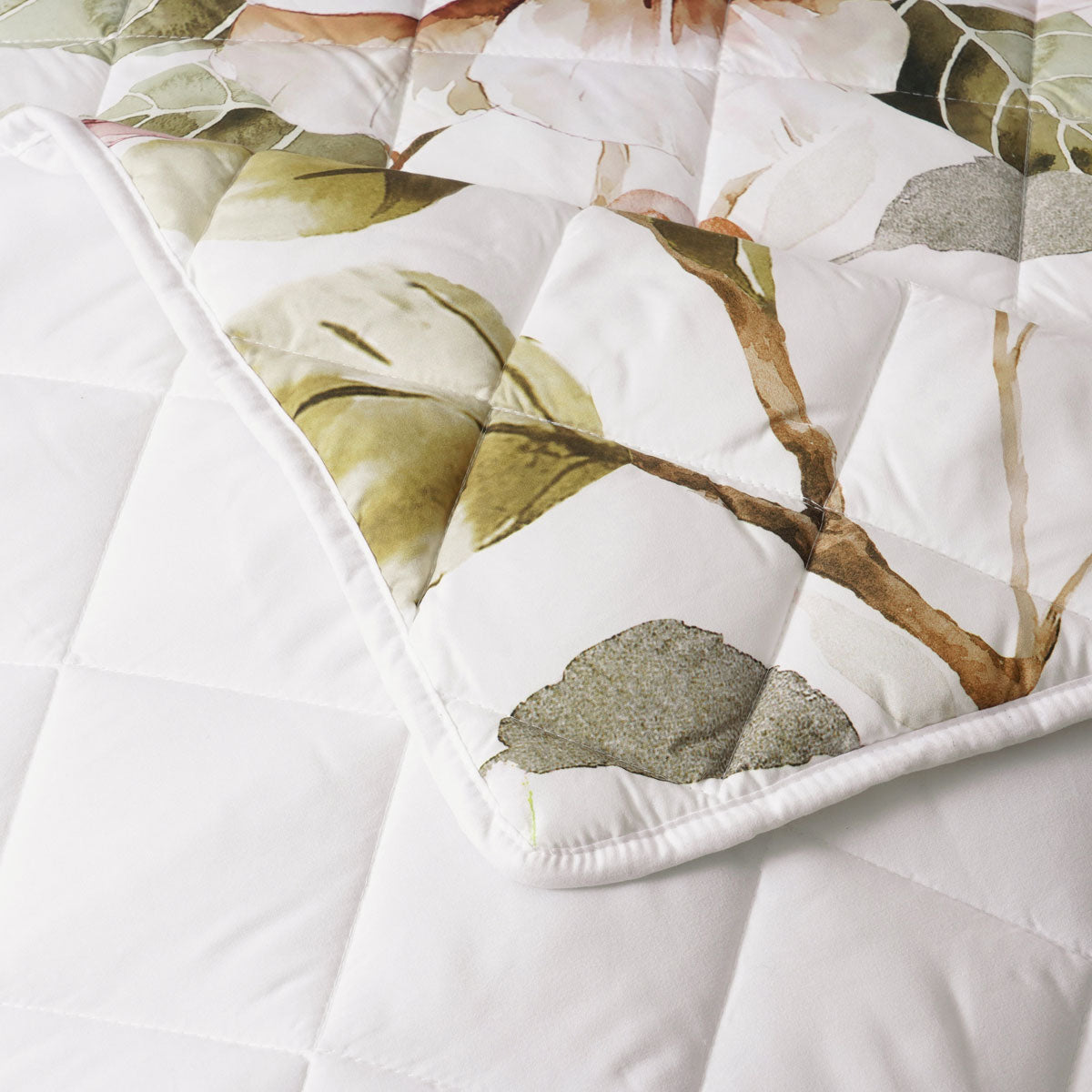 Rosalia White Floral Printed Quilted Polyester Coverlet Set Single/Double