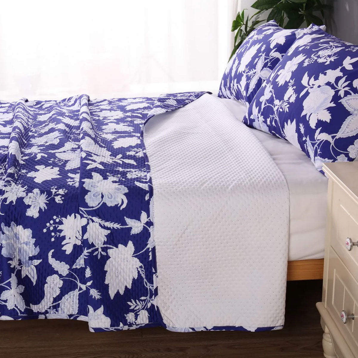 Spring Blue 3 Pcs Bamboo Blend Ultrosonic Reversible Comforter Set Queen