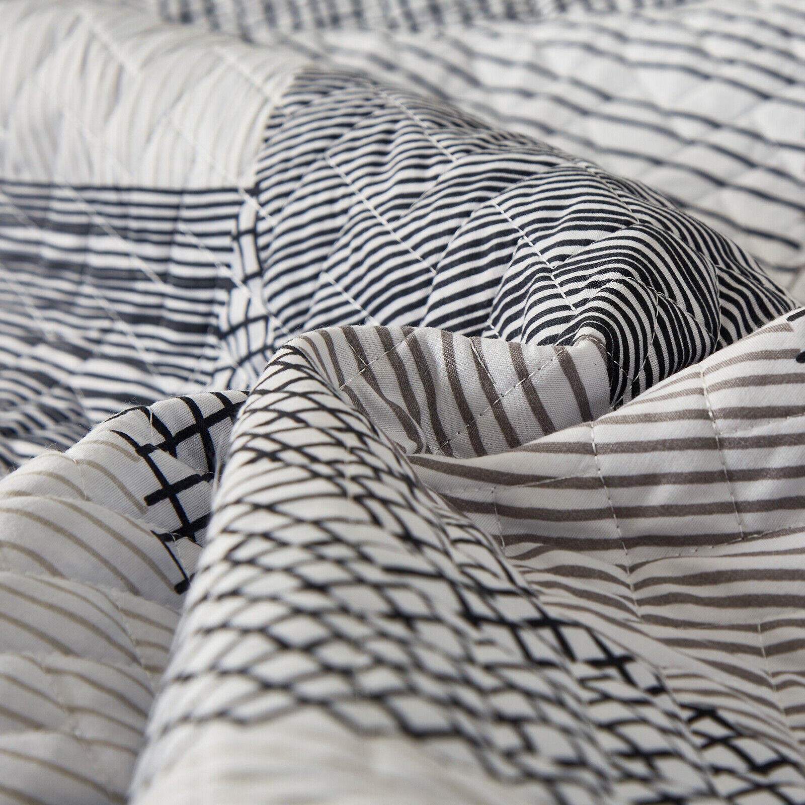 Charming urban pattern 3 Pc Bedspread & Pillow Cover Set